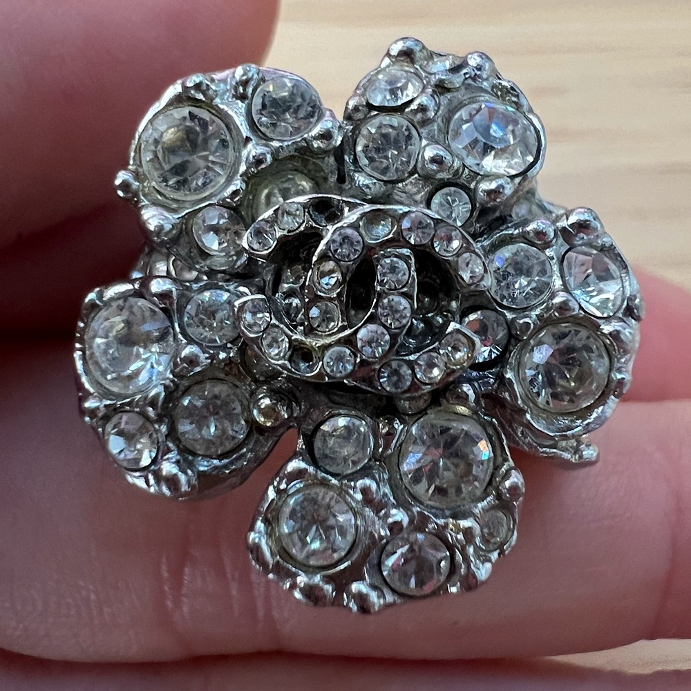 Chanel 09V vintage crystal logo CC embellished flower pendant ring size: 9.5-10